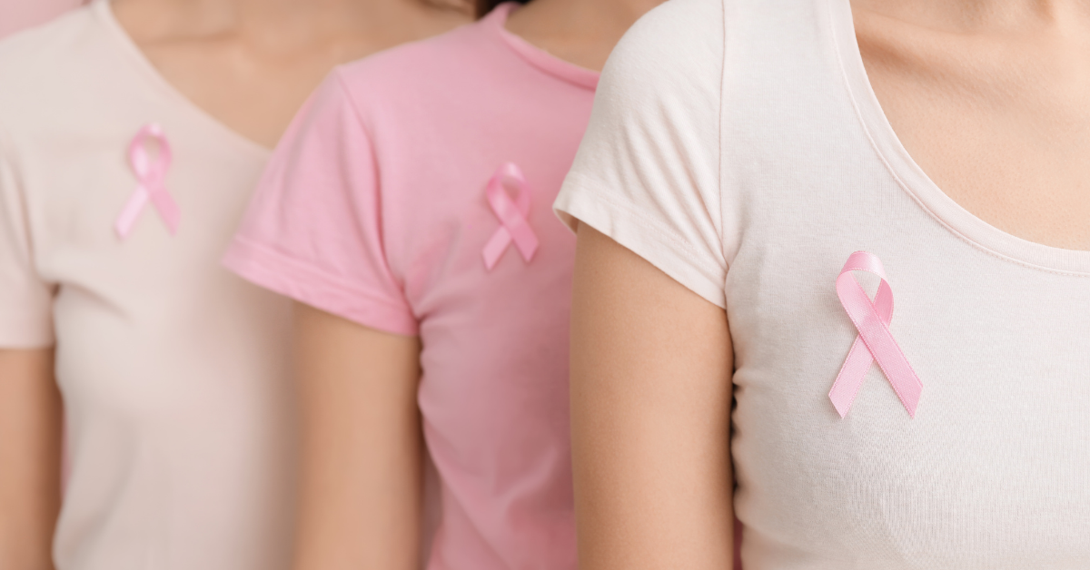 Fitas rosas no peito de mulheres representam apoio à nova lei de reconstrução mamária no SUS