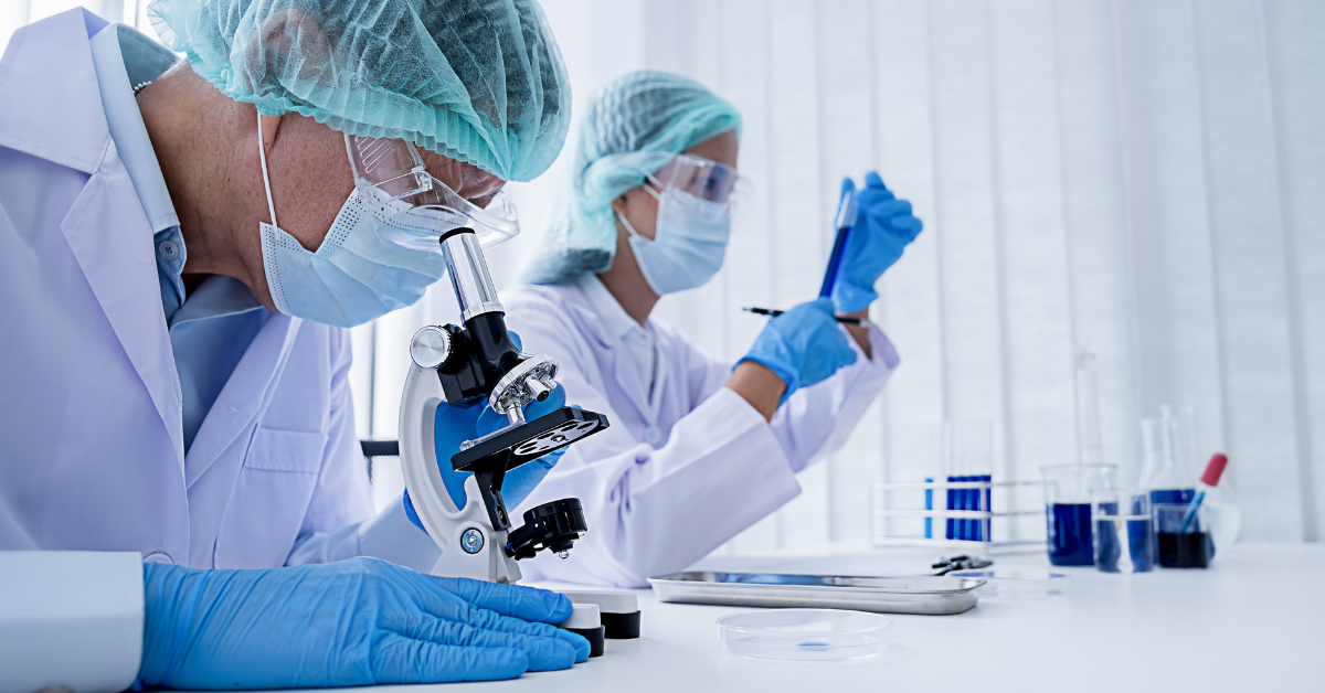 Pesquisador em laboratório da UFMG testa aplicação do novo repelente em tecidos como parte do combate ao mosquito da dengue