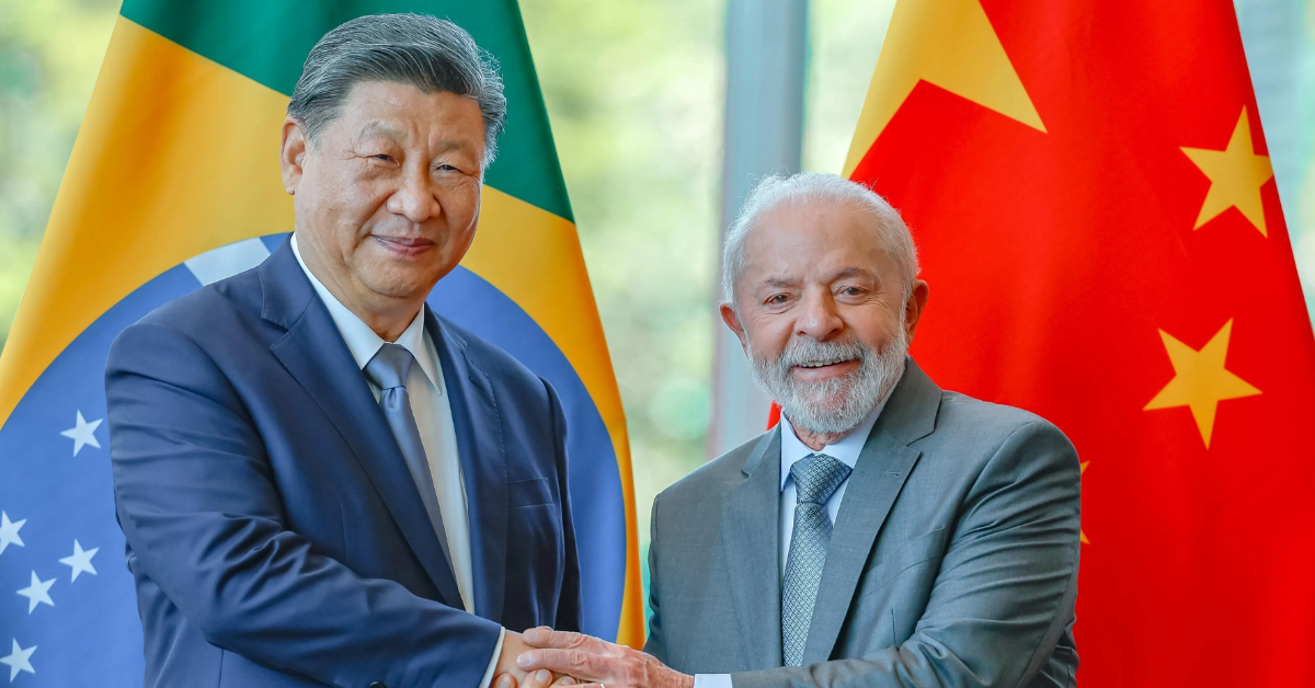 Lula e Xi Jinping apertam as mãos durante reunião oficial, simbolizando acordo comercial entre Brasil e China.