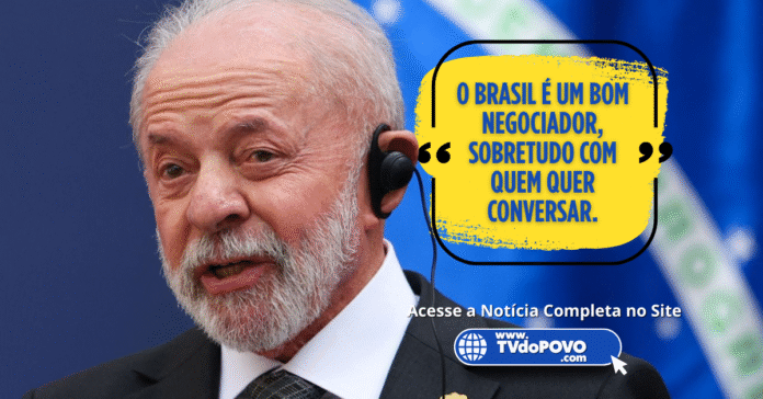 Lula com fone de ouvido em evento diplomático, ao lado de citação sobre negociações com os EUA.