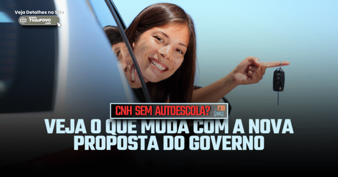 Mulher sorridente segurando chave de carro simboliza acesso facilitado à CNH com nova proposta do governo federal.