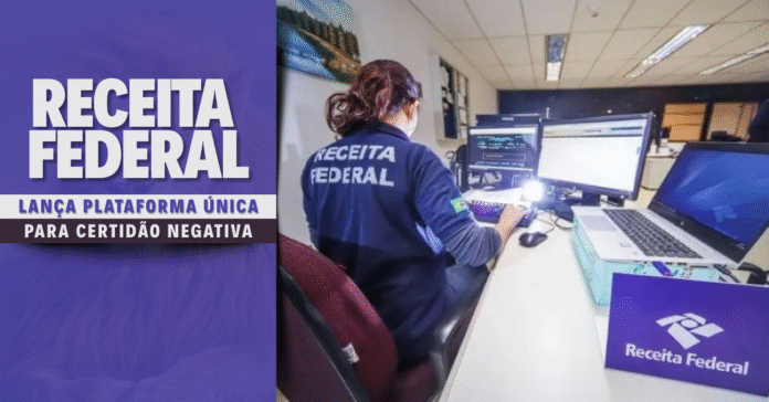 Funcionário da Receita Federal trabalhando em computadores, ilustrando o lançamento da nova plataforma única para Certidão Negativa.