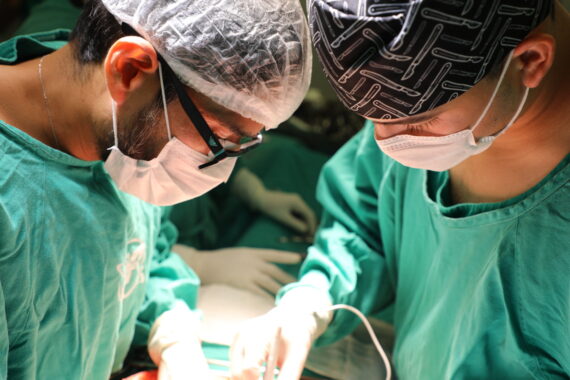 Equipe médica realiza procedimento cirúrgico com foco e precisão no Hospital de Retaguarda, em Rondônia.