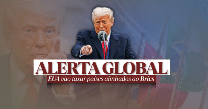 Trump aponta para a plateia em anúncio de tarifas contra o Brics Imagem de Donald Trump em púlpito com bandeiras ao fundo e alerta sobre taxação de países do Brics.