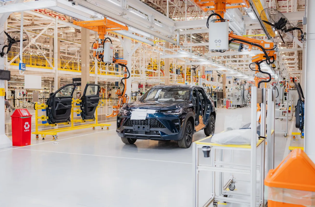 Linha de produção da GWM em São Paulo com SUV em montagem e braços robóticos automatizados