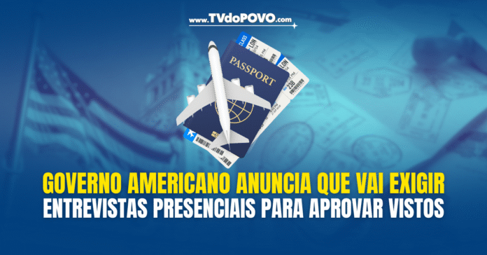 Passaporte e avião sobre bandeira dos EUA ilustram exigência de entrevistas presenciais para vistos americanos.