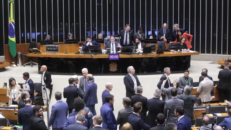 Deputados no plenário da Câmara durante sessão que discutirá a regulamentação das redes sociais no Brasil.