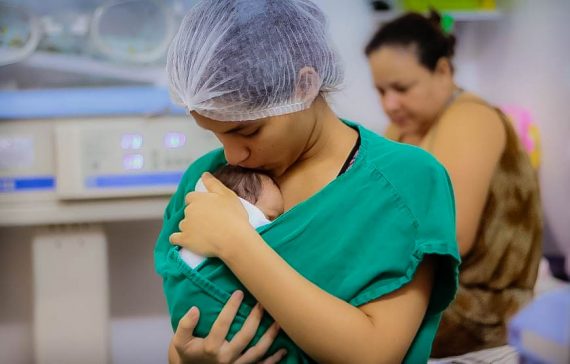 Mãe segura bebê no peito em método canguru na unidade neonatal do Hospital de Base de Rondônia.