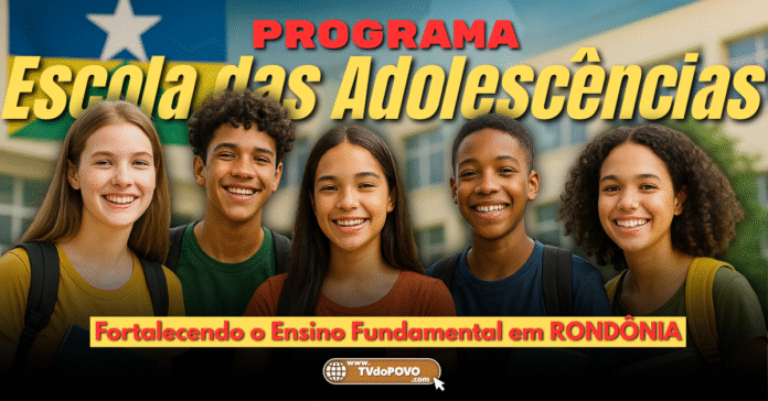 Grupo de adolescentes sorrindo em frente a escola com bandeira de Rondônia ao fundo, representando o Programa Escola das Adolescências.
