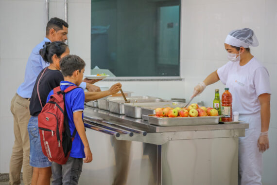 Famílias são atendidas em restaurante do programa Prato Fácil em Rondônia, que oferece refeições a R$ 2 para pessoas em vulnerabilidade.