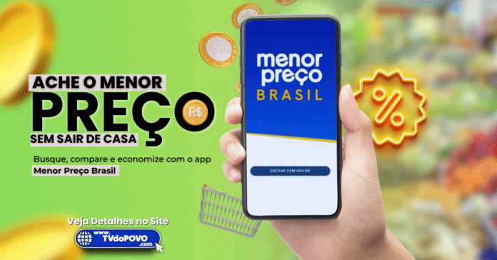 Pessoa segura celular com o app Menor Preço Brasil, que ajuda a encontrar preços mais baixos em mercados e farmácias.