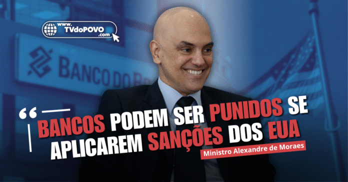 Alexandre de Moraes sorri em foto institucional, com frase destacando que bancos podem ser punidos se aplicarem sanções dos EUA.