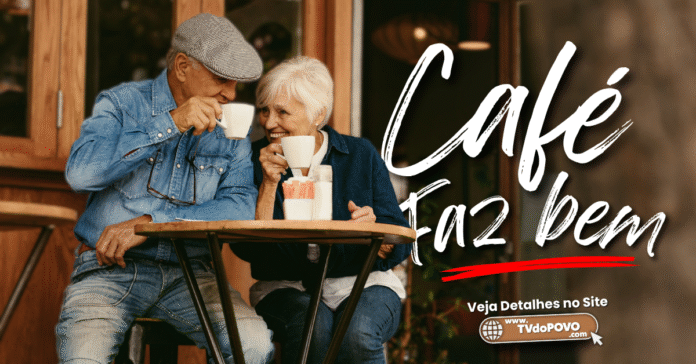 Casal idoso feliz tomando café juntos em mesa de rua, com a frase “Café faz bem” destacada em letras brancas