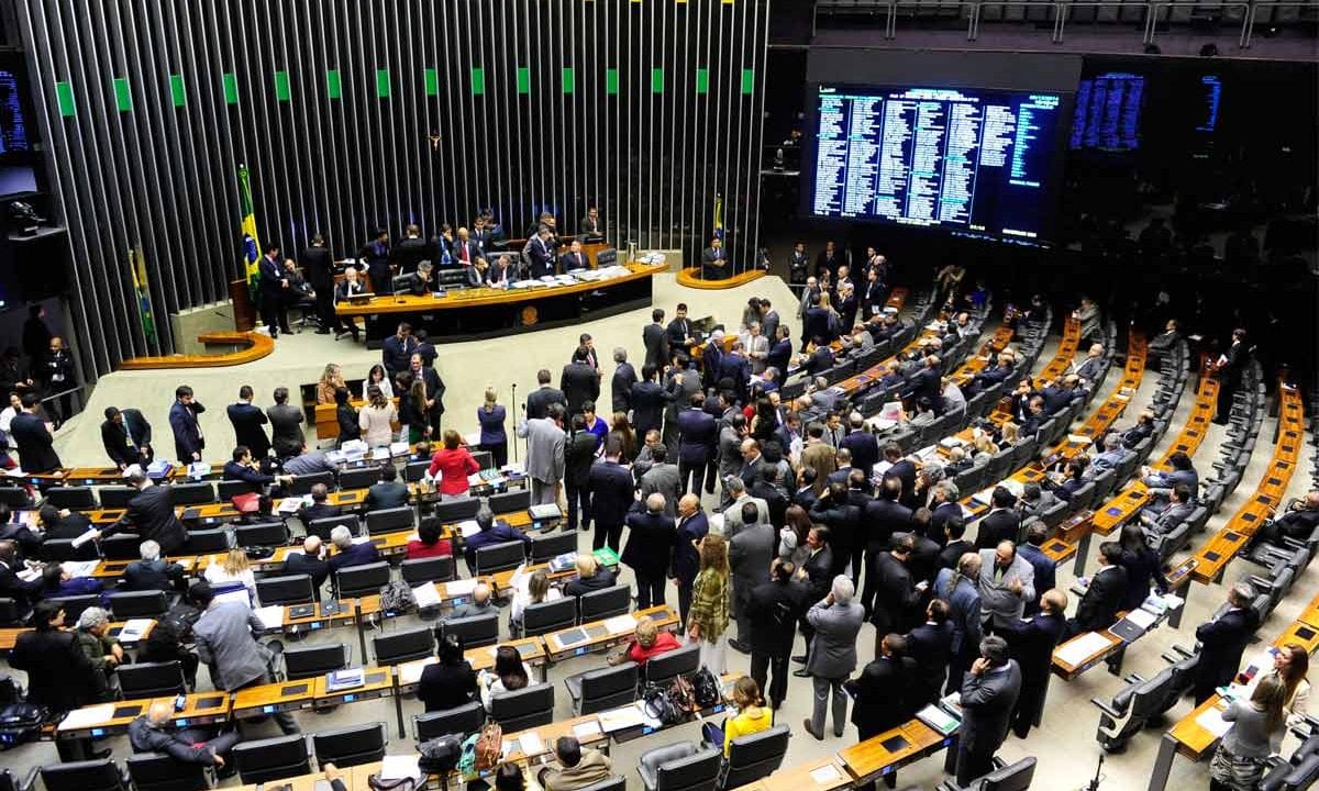 Plenário da Câmara dos Deputados em sessão com parlamentares discutindo projetos de lei.