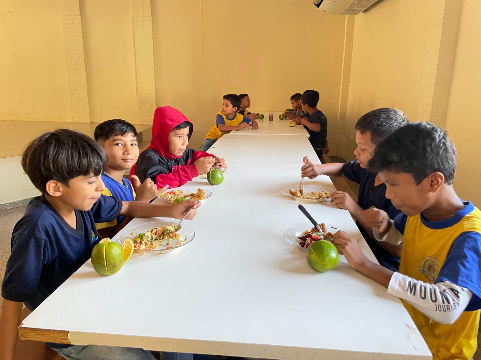 Alunos da zona rural recebem alimentação escolar reforçada durante o almoço na escola municipal de Porto Velho.