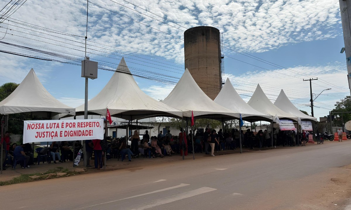 Professores e trabalhadores da educação realizam mobilização em tendas durante greve em Rondônia.
