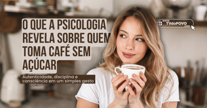 Mulher segurando xícara de café sem açúcar, representando disciplina e autenticidade