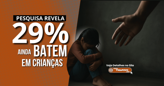 Imagem mostra cena de violência infantil, com criança encolhida no canto e mão adulta se aproximando para agredir.