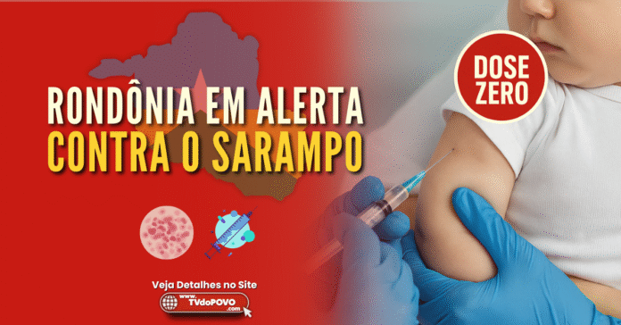 Profissional aplica vacina em bebê com destaque para alerta de sarampo em Rondônia e selo “dose zero”