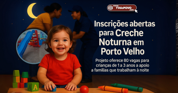 Criança sorridente em creche noturna de Porto Velho com pais ao fundo e destaque para inscrições abertas.