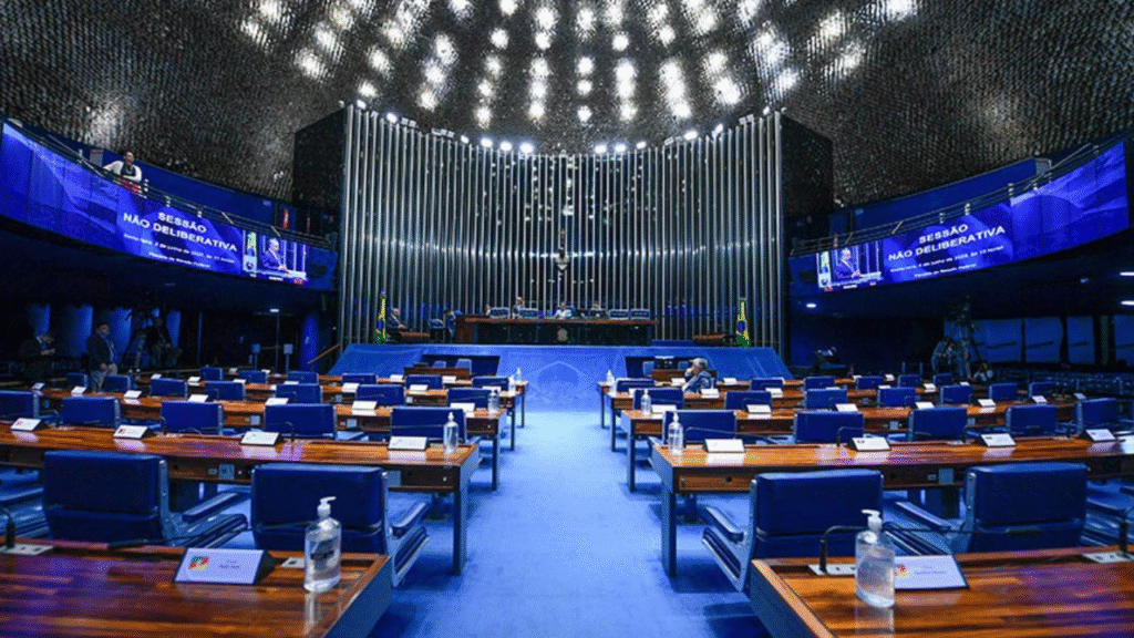 Plenário do Senado Federal preparado para votação de projeto sobre proteção de menores nas redes sociais.