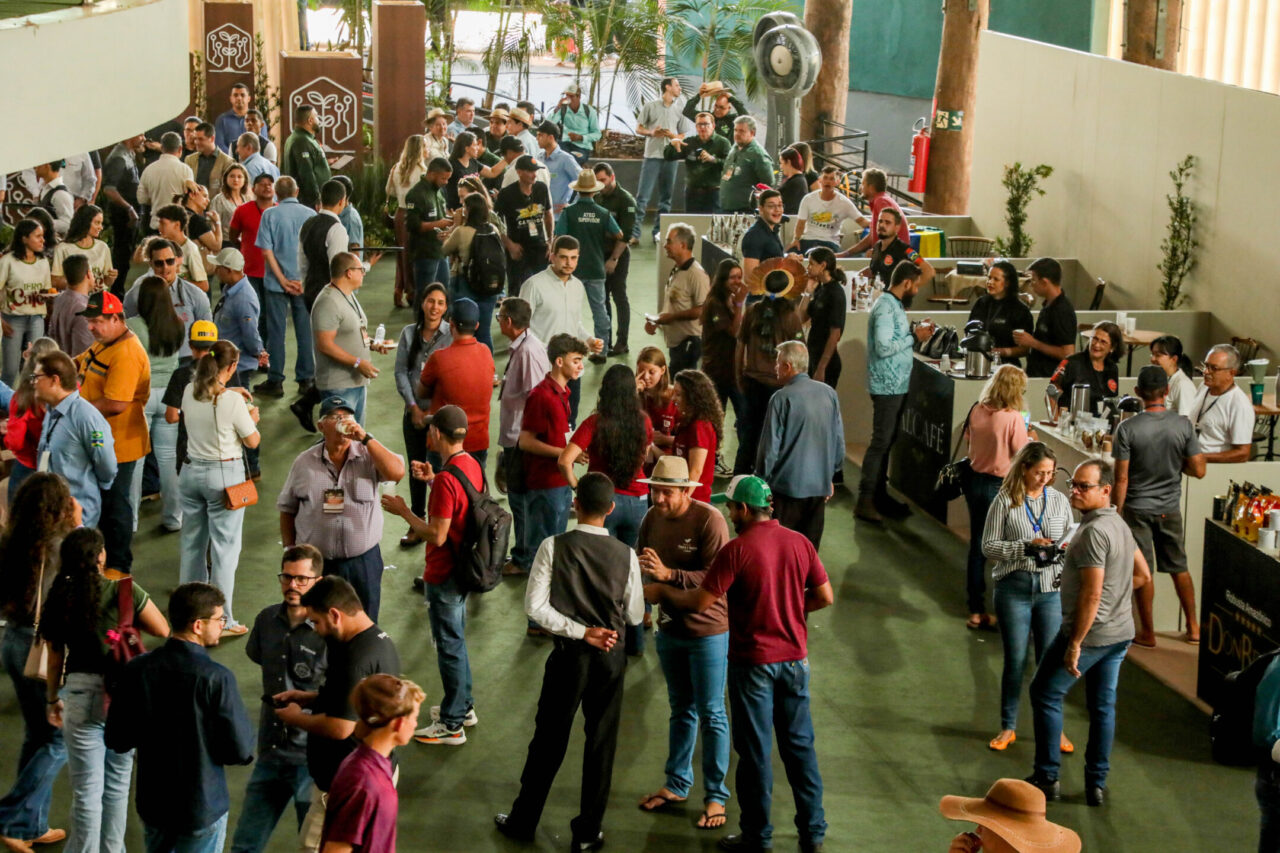 Participantes circulam pelos estandes da Feira Robustas Amazônicos durante o Concafé 2025 em Cacoal