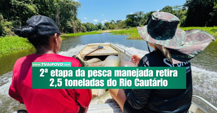 Duas mulheres ribeirinhas em barco conduzem pesca manejada no Rio Cautário em Rondônia