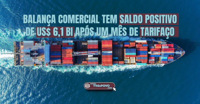 Navio cargueiro visto de cima com contêineres coloridos navegando em mar aberto, ilustrando superávit comercial brasileiro de US$ 6,1 bilhões após tarifaço