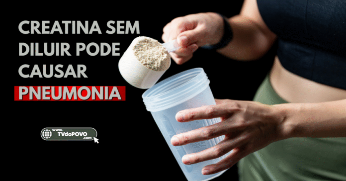 Pessoa segurando scoop de creatina em pó sobre coqueteleira, com aviso em destaque: “Creatina sem diluir pode causar pneumonia”