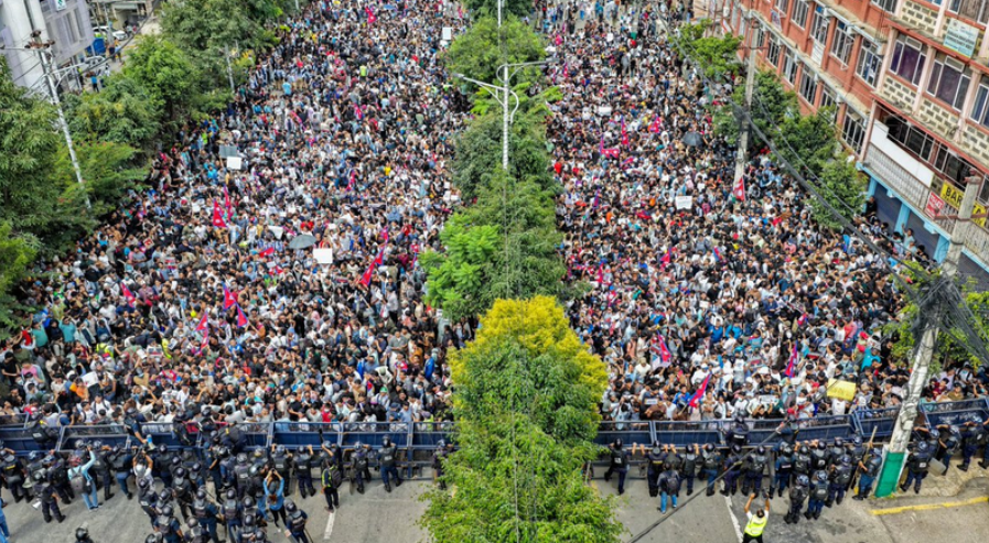 Milhares de manifestantes marcham em Katmandu cercados por tropas policiais durante protestos contra o governo do Nepal