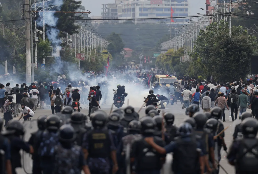 Policiais avançam contra manifestantes em meio a gás lacrimogêneo durante protestos em Katmandu, Nepal