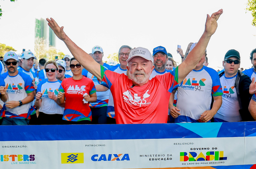 Lula cruza a linha de chegada com os braços erguidos durante a Corrida MEC 95 Anos, em Brasília
