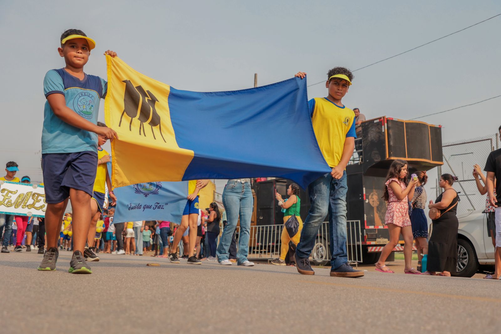 Crianças desfilam segurando a bandeira de Porto Velho durante evento escolar na zona sul da cidade