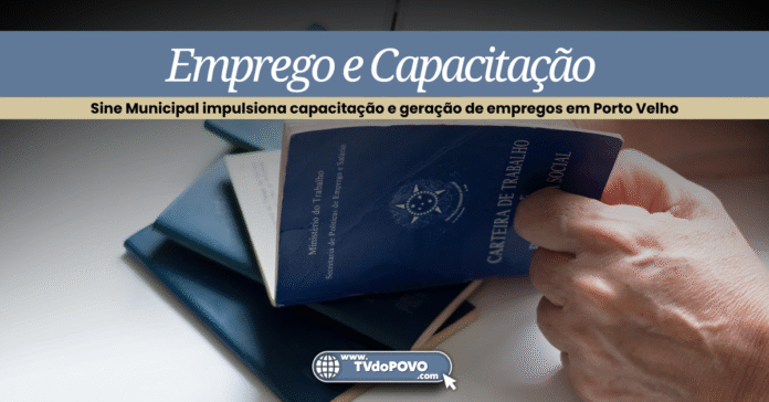 Carteira de Trabalho sendo segurada por trabalhador com outras carteiras ao fundo, representando acesso ao emprego em Porto Velho.