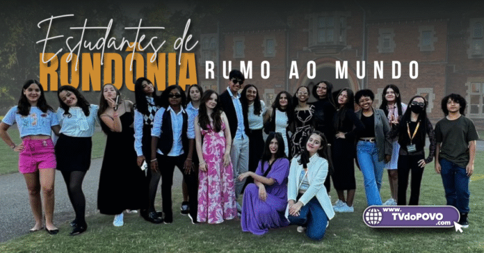 Estudantes de Rondônia posam em grupo em frente a um prédio histórico, representando o programa de intercâmbio internacional.