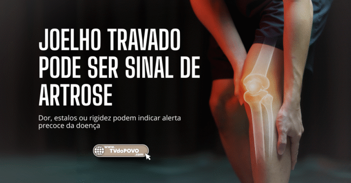 Homem segura o joelho com dor, com sobreposição de raio-X da articulação, ilustrando sinais de artrose