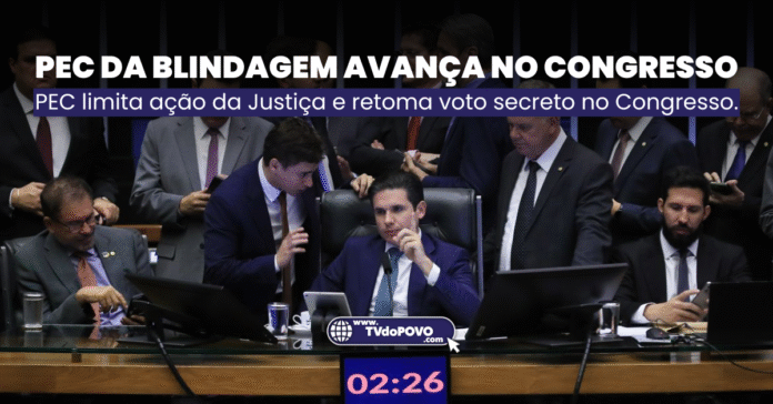 Deputados reunidos durante sessão no plenário da Câmara; tarja destaca avanço da PEC da Blindagem e voto secreto.