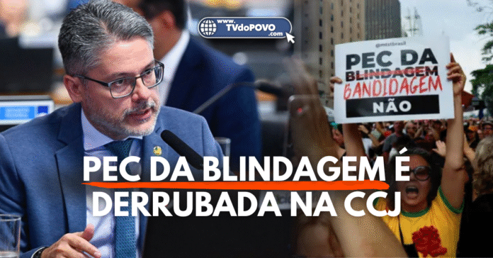 Senador Alessandro Vieira e manifestantes segurando cartaz contra a PEC da Blindagem, derrubada na CCJ do Senado