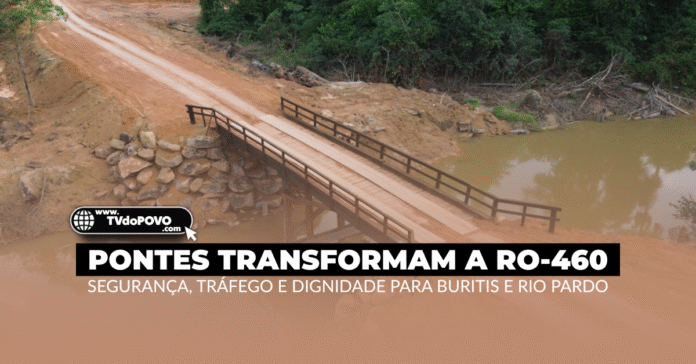 Ponte de madeira sobre o Rio Pardo na RO-460, com estrada de terra e mata ao fundo