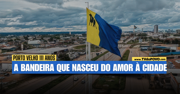 Bandeira de Porto Velho tremulando com céu nublado ao fundo, destacando as cores azul e amarela