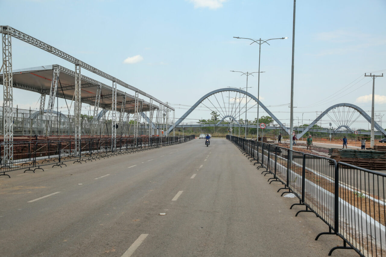 Estrutura metálica sendo montada para o desfile de 7 de Setembro em Porto Velho, com arquibancadas e barreiras de segurança na Avenida Santos Dumont