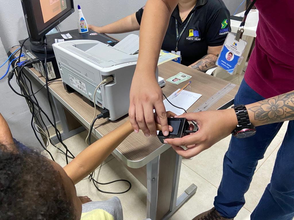 Servidor do Sine coleta biometria de criança durante emissão da nova Carteira de Identidade em Porto Velho