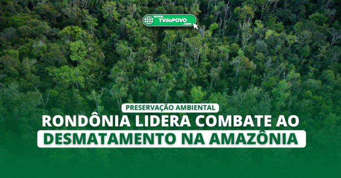 Vista aérea da floresta amazônica com sobreposição de faixa verde e título destacando a liderança de Rondônia no combate ao desmatamento