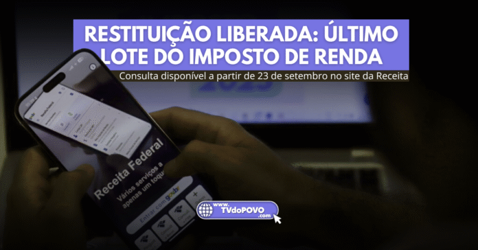 Pessoa verifica o pagamento do IR no aplicativo da Receita Federal