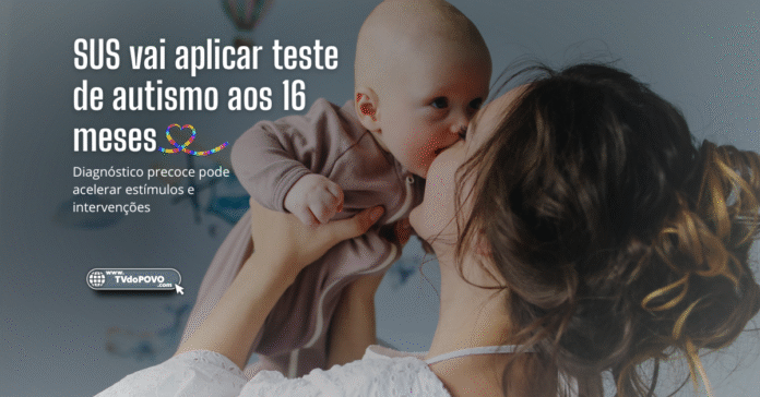 Mãe segura bebê nos braços enquanto o beija; ao lado, texto informa que SUS aplicará teste de autismo aos 16 meses