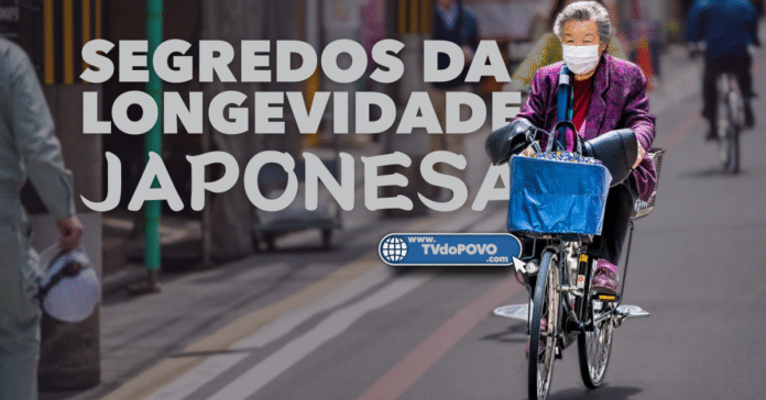 Mulher idosa japonesa de máscara pedalando bicicleta em rua urbana, representando saúde e longevidade