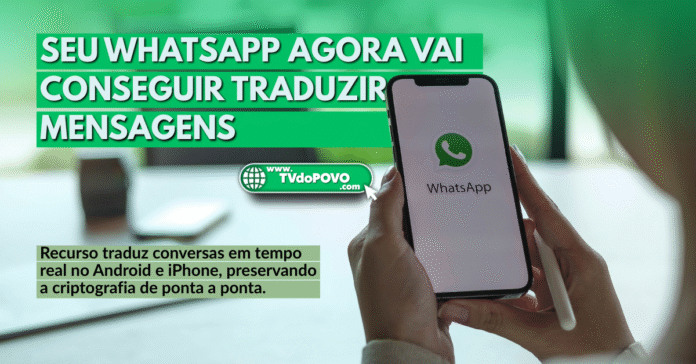 Pessoa segura smartphone com tela do WhatsApp aberta ao lado do título “Seu WhatsApp agora vai conseguir traduzir mensagens”