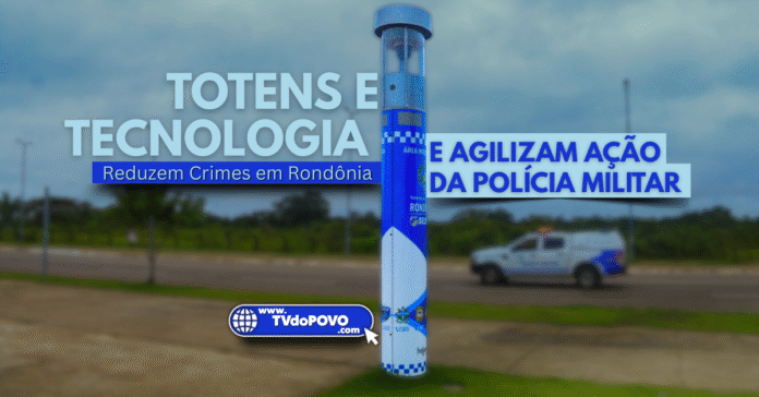 Totem de segurança pública em Rondônia com viatura da PM ao fundo e frases destacando redução de crimes e resposta rápida