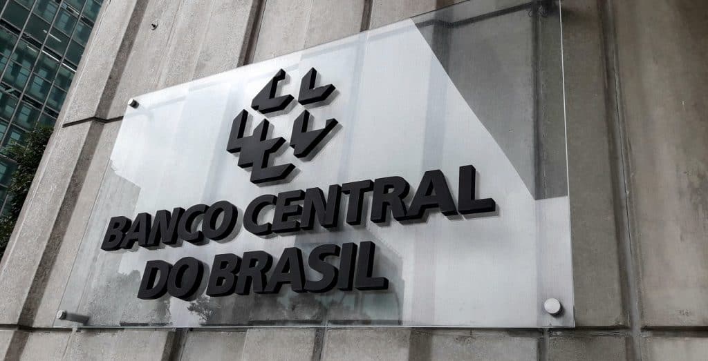 Fachada do Banco Central do Brasil com logotipo em destaque