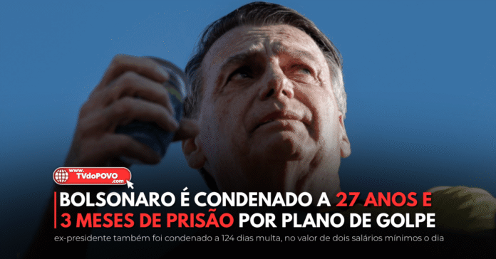 Jair Bolsonaro segura uma latinha com expressão séria e olhar para cima. Tarja em destaque informa sua condenação a 27 anos e 3 meses de prisão por plano de golpe.